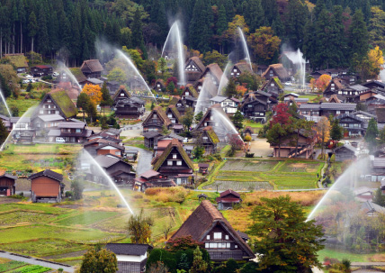 岐阜県白川村の合掌集落一斉放水